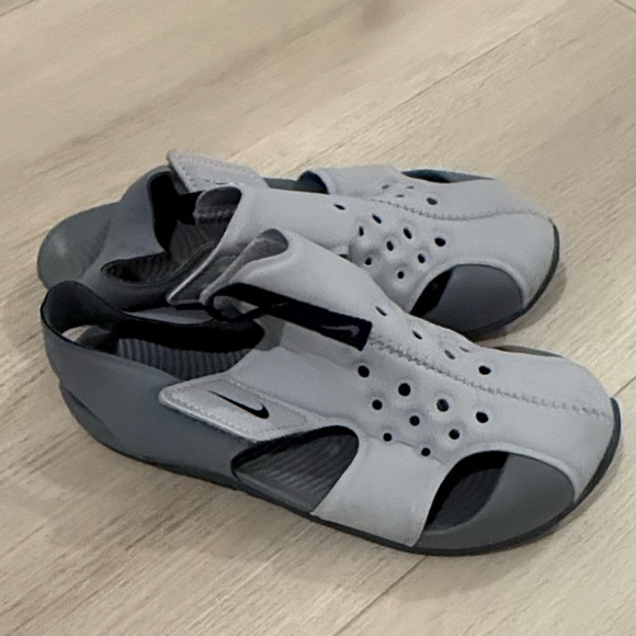 Nike Little Kids Sandals Shoes Size 13C Gray Black Lightweight gently used. - Picture 6 of 6